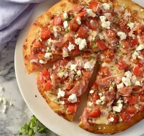 Delicious bruschetta pizza topped with fresh tomatoes and basil