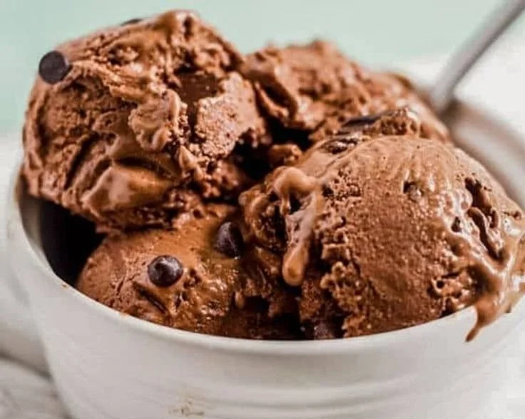 Delicious Chocolate Banana Ice Cream served in a bowl with fresh bananas and chocolate shavings.